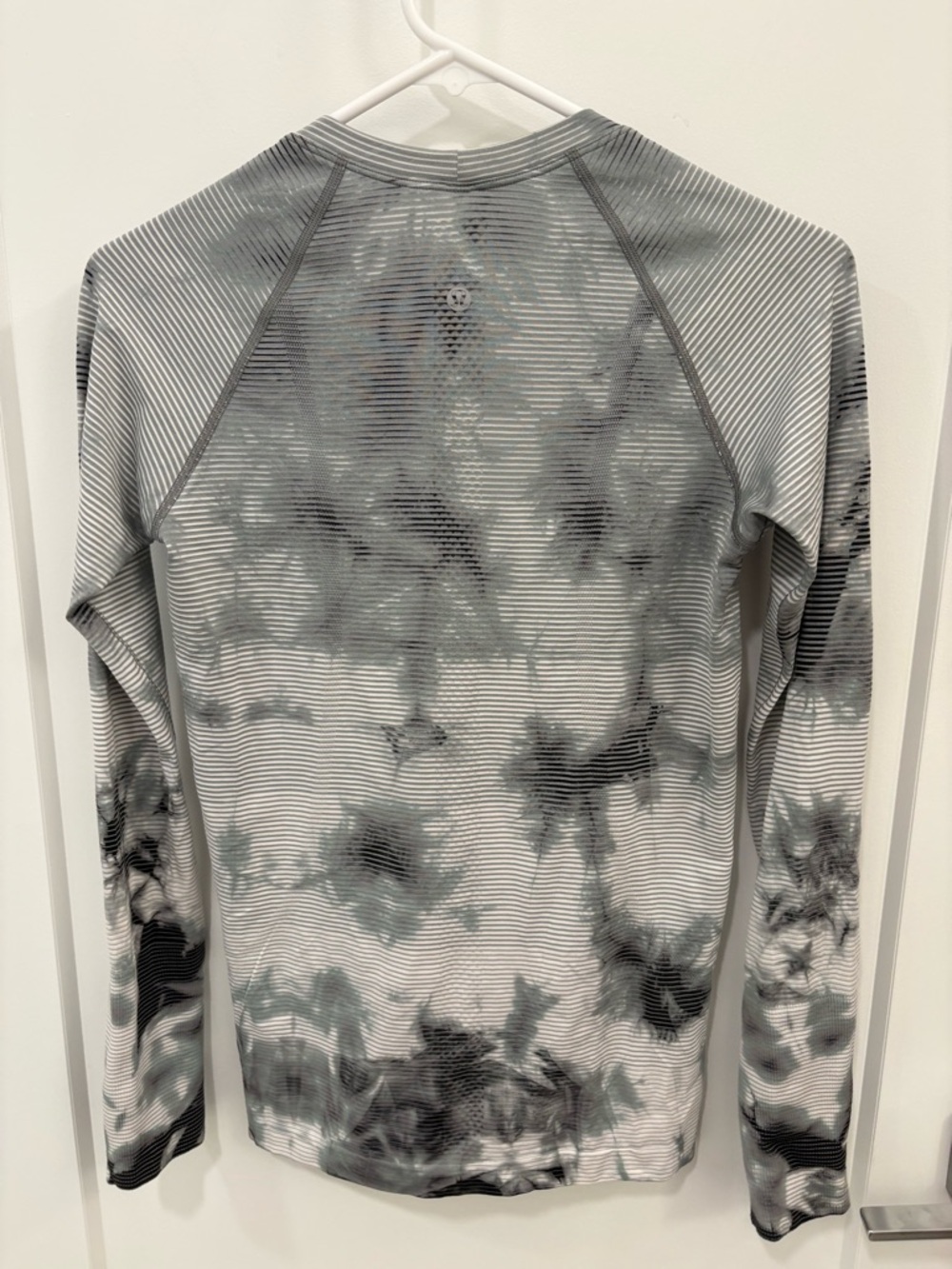 Lululemon Swiftly Tech Long Sleeve 2.0 in
Shibori Stripe Graphite Grey Size 6 - Picture 10 of 14
